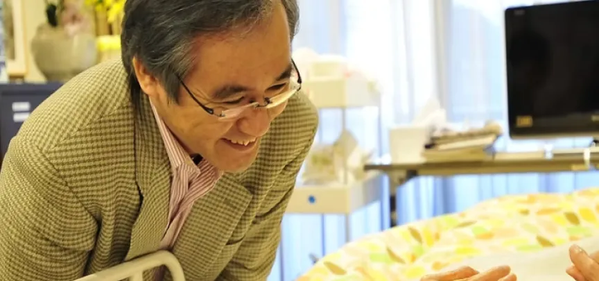 医師が患者様に語りかけている